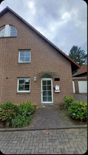Doppelhaushälfte im Zentrum von Frechen mit Garage und Garten – Straßenansicht