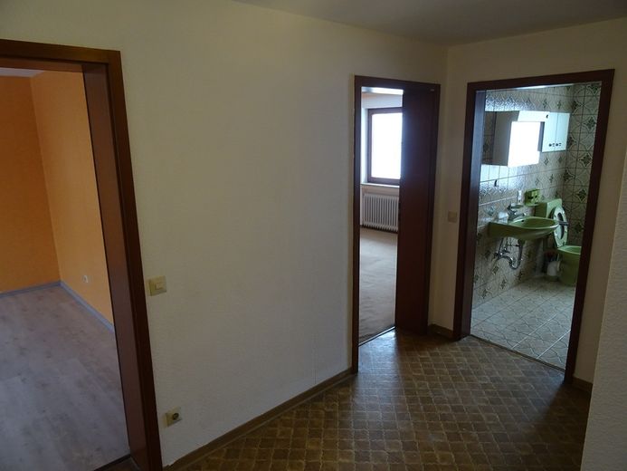 Helle 3,5 Zimmer Wohnung 1. OG mit Balkon, Stellplatz, Garten in 72348 Rosenfeld Heiligenzimmern ab sofort zu vermieten – Foto 10