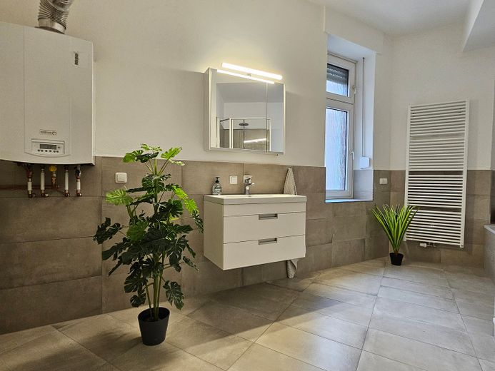 Sanierter Altbau! 3-Zi-Wohnung mit Balkon im 1.OG im beliebtem Martinsviertel – Tageslichtbad