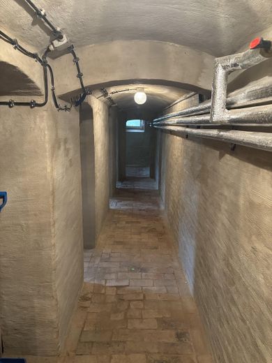 Edificio plurifamiliare con grande corpo posteriore e due garage – Keller