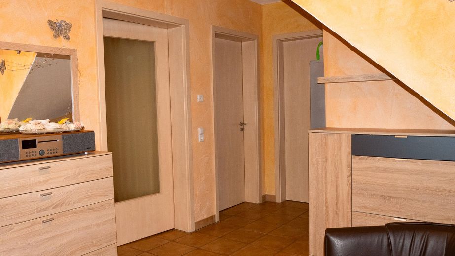 Repräsentatives Musterhaus mit großzügiger Betriebsleiterwohnung & gemütlichen Garten – Diele im Erdgeschoss