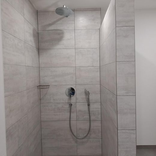 Großes Badezimmer mit Dusche