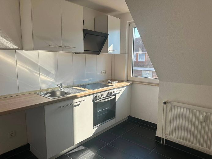 Renovierte 3-Zimmer-Dachgeschosswohnung mit BALKON und EBK – Ansicht I: Küche