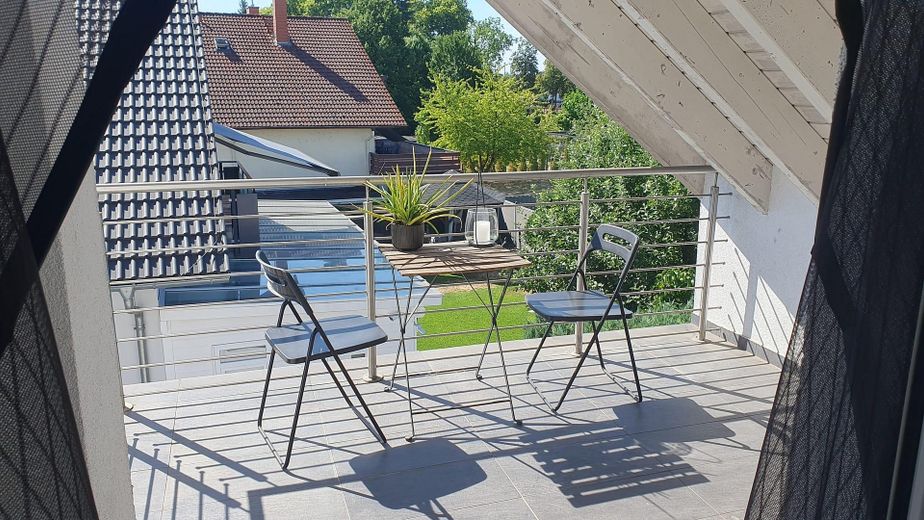 Moderne 3,5 Zi.-DG-Wohnung mit Balkon in toller Lage - von privat – Großer Balkon