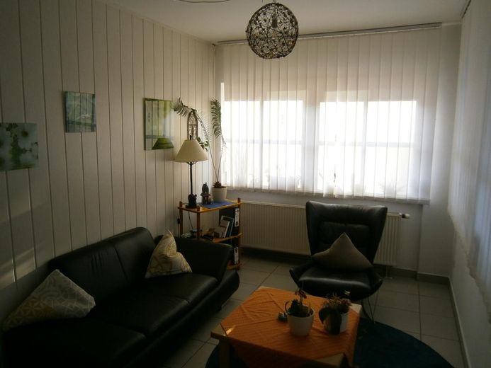 3 Apartments einzeln oder zusammen als Wohnung, TG, Stellplatz, dazu Garten mietbar – Morgenlicht im kl. Raum Südost