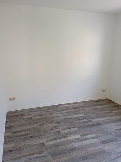 Komplett neu renovierte 2-Zimmer Wohnung im 1.OG mit Balkon – Schlafzimmer