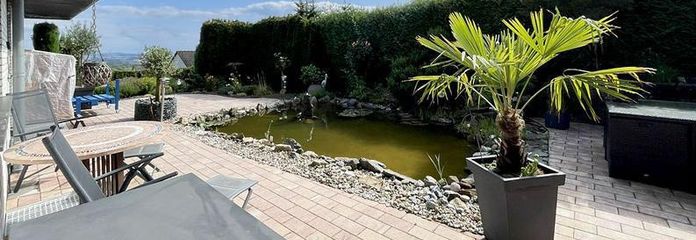 Terrasse mit Teich