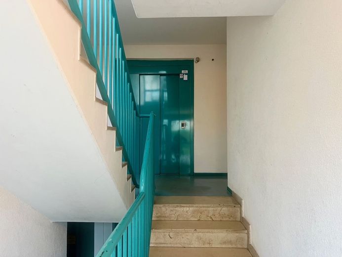 VERMIETETE 2-RAUMWOHNUNG MIT TERRASSE IN GEPFLEGTER WOHNPARKANLAGE – Hausflur