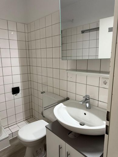 Von priv. - schönes 1-Zi. Single-Appartement in Pad Schloß Neuhaus, ruhige Lage m. Balkon 2.OG – Bad ca. 2,20 x 1,30 m =2,90 qm