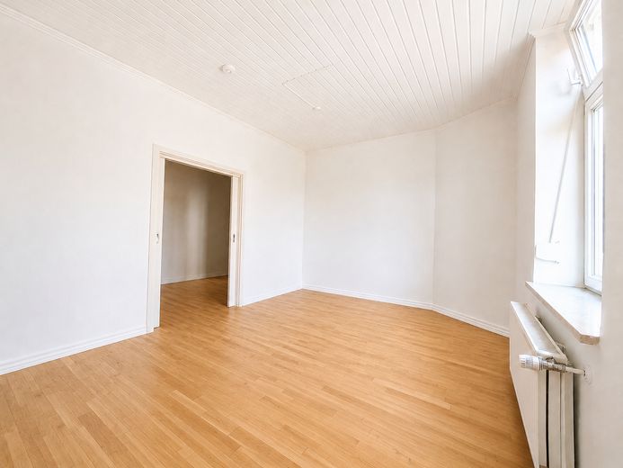 Kamienica w stylu secesyjnym w monachijskiej dzielnicy Westend: gotowa do zamieszkania i położona od strony spokojnego wewnętrznego dziedzińca – Schlafzimmer mit Schiebetüre