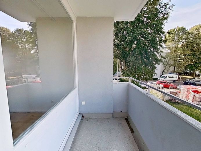 Hell und geräumig: 3-Zimmer-Wohnung. mit Balkon und Wannenbad in fußläufiger Nähe zur Innenstadt – Balkon