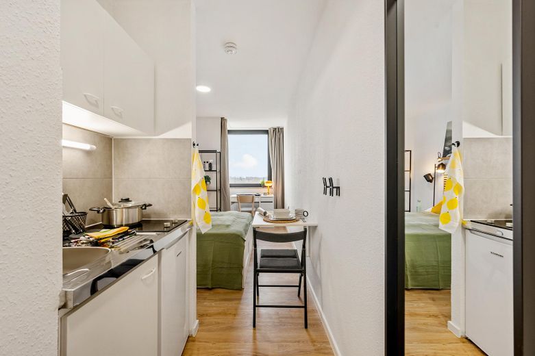 Küche mit Ess-Tisch