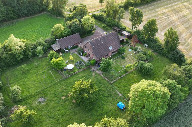 Idyllisches Leben auf dem Land mit Potenzial – Vogelperspektive III