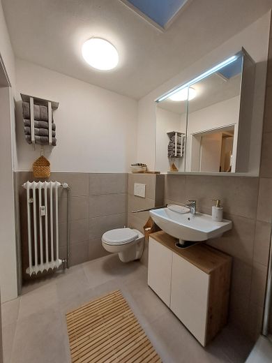 Renditestarke Kapitalanlage – modernisierte und vollmöblierte 3-Zimmer-Wohnung – Bad
