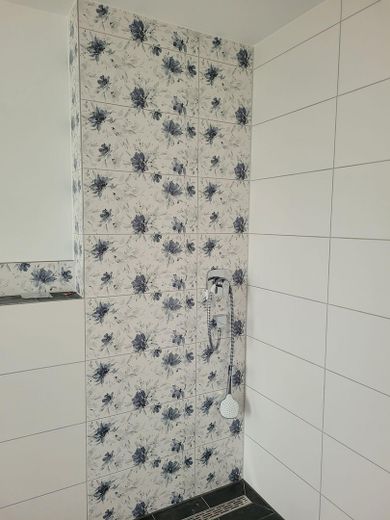 Erstbezug: A+ Neubau-Reihenhaus mit 6 Zimmern, Premiumküche, PV-Speicher & Garten – Hauptbad Dusche