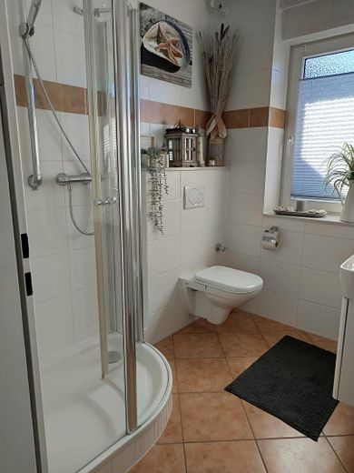 3-Zimmer-Wohnung mit Balkon, Carport & zusätzlichem Hobbyraum (mit eigenem Eingang) – Badezimmer