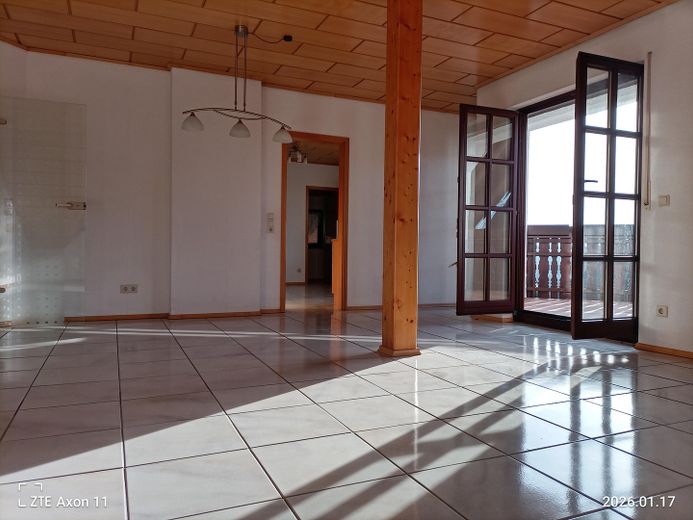 Wohnzimmer mit Zugang Küche