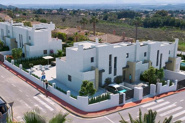 Moderne Reihenhäuser mit 3 Schlafzimmern, 2 Bädern und Gemeinschaftspool in wunderschöner Umgebung