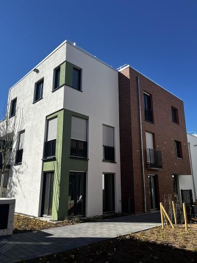 Lichtdurchflutete Neubau-Gartenwohnung mit Terrasse & hochwertiger Ausstattung – Frontansicht