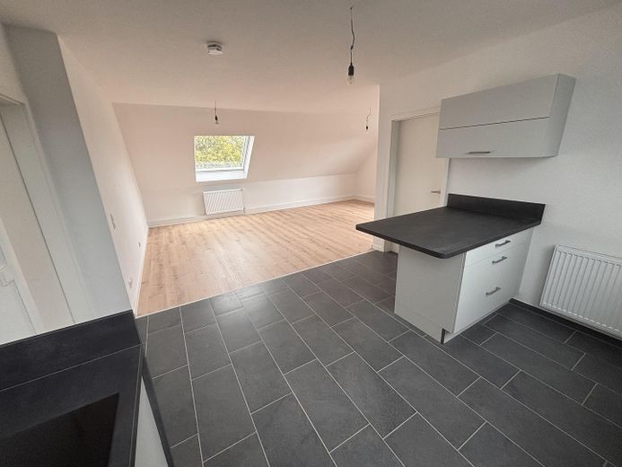 Dachgeschosswohnung mit großer Wohnküche, EBK, Stellplatz und Glasfaser in Wunstorf-Kolenfeld – Wohnzimmer/ Küche
