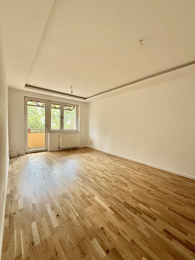 Erstbezug nach Renovierung - charmante 3-Zimmerwohnung am Südring – Wohnzimmer mit Balkon