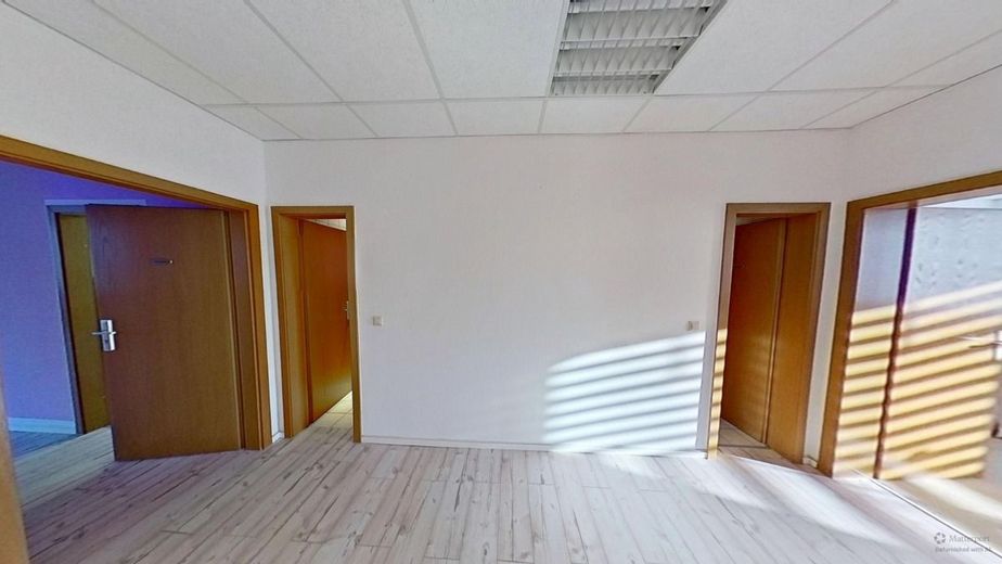 Großzügige Büroeinheit im 1. Obergeschoss in gepflegtem Geschäftshaus – Eingangsbereich