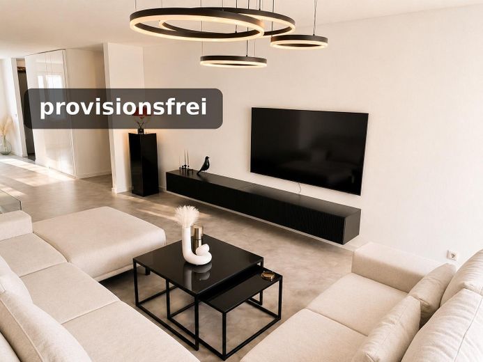 Bez prowizji: 3,5-pokojowe mieszkanie o niskim progu/barierach w Holzgerlingen – Wohnbereich mit TV-Wand