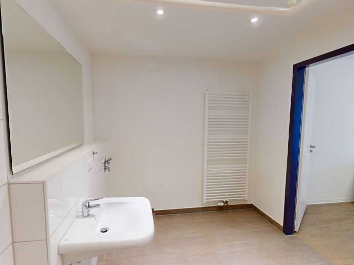 **STUDENTS ONLY** Rollstuhlgerechtes Apartment MÖBLIERT mit TERRASSE im Open Living House Siegen (nur für Studierende!) – Ansicht III: Bad