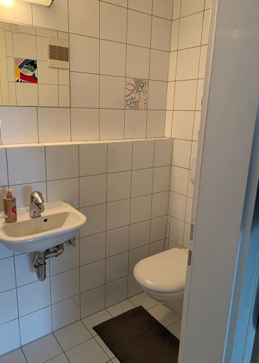 Moderne, sonnige 4-Zimmer Maisonette -Wohnung – seenah, provisonsfrei – Gästebad