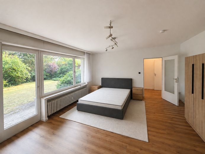 Appartement moderne avec nouvelle cuisine équipée, terrasse et mobilier partiel – disponible immédiatement ! – Wohn-/Schlafbereich