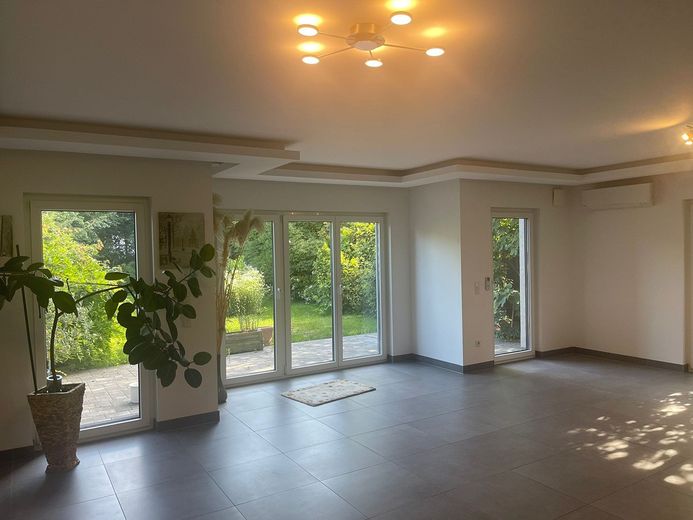 VIVIENDA ENERGÉTICAMENTE CONSCIENTE:  A+ Amplia casa pareada en Ludwigshafen ¡SIN COMISIÓN DE AGENCIA! – Foto 1