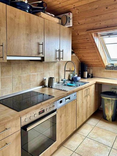 2 Zimmer- Dachgeschoss- Wohnung in schöner Wohnlage in Neu-Ulm / Pfuhl – Moderne, neuwertige Küche