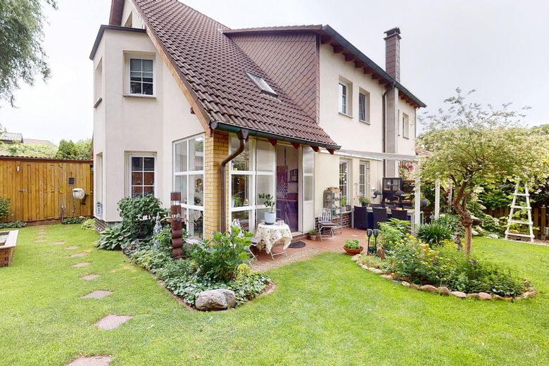 Bezugsfertige Doppelhaushälfte bei Berlin mit schöner Gartenanlage und guten Anbindungen – Außenansicht