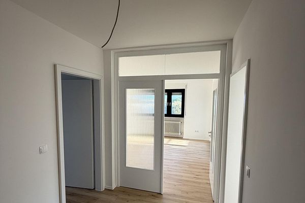 Première occupation après rénovation complète – appartement exclusif de 3 pièces avec loggia orientée plein sud