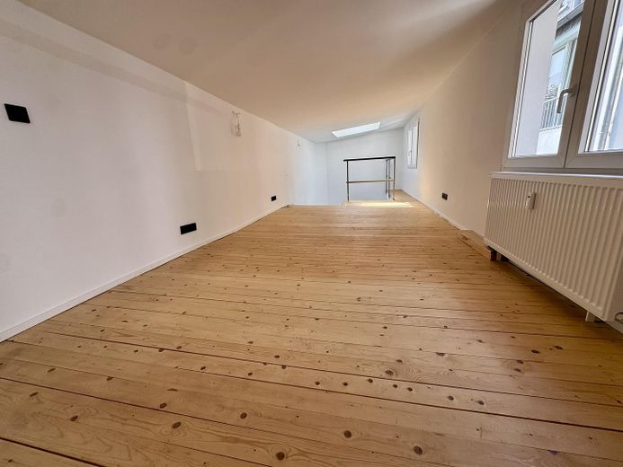 Exklusives Hinterhof-Loft mit Garten, Terrasse & Galerie | Erstbezug | Flingern – Galerie