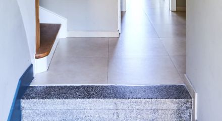 Flur mit aufgearbeiteterTreppe