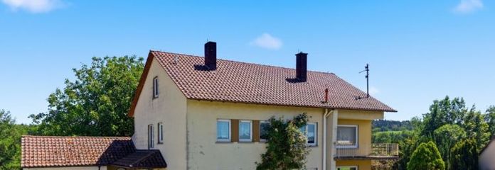 Zweifamilienhaus mit Potenzial und großem Grundstück in Schlier – sofort frei