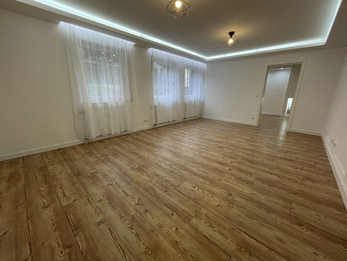 2-room basement apartment in an excellent location directly by Siebentischwald – Wohnzimmer