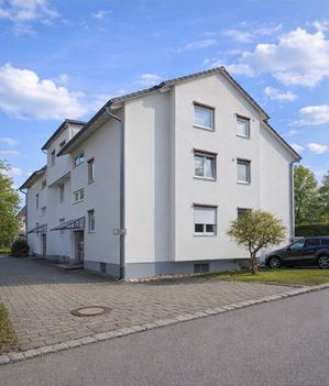 (Reserviert) Frisch renovierte 2,5-Zi.-DG-Wohnung mit Balkon & 2 Stellplätzen – provisionsfrei – Aussenansicht 1