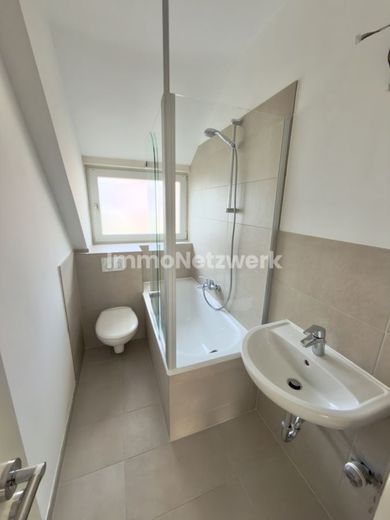 Vollrenovierte 3 Zimmer Wohnung im Greitweg, modernisiertes Bad mit Wanne zum 1.2.26 – Bad