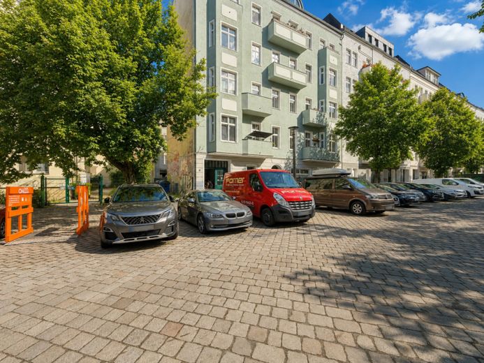 W pobliżu Mediaspree: Jasne, nowoczesne 2-pokojowe mieszkanie w kamienicy z balkonem od strony zachodniej, możliwa rentowność brutto 4,10 % – Zdjęcie 1