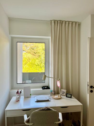 Casa d’architetto completamente ristrutturata a Mainz-Drais | 191 m2 | 7,80 m di larghezza della casa | 3 bagni | Pompa di calore – Blick aus Bibliothek