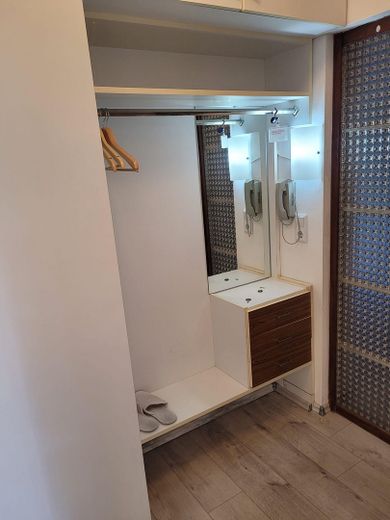 شقة من غرفتين للإيجار لشخص واحد في كونيغسبرون – Garderobe