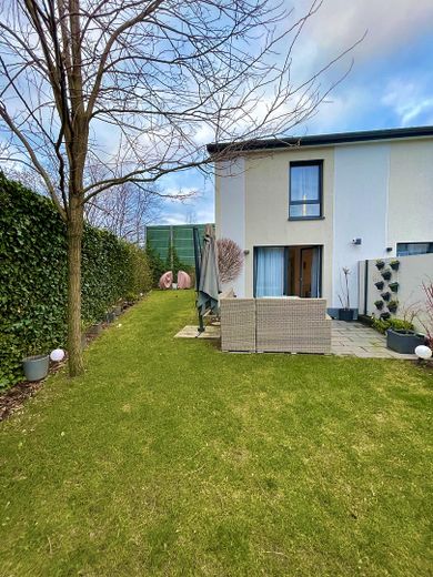 Modernes & Energieeffizientes Reihenendhaus mit großem Garten – Haus Rückseite mit Terasse