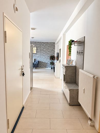114 m² Loftwohnung mit hohen Decken, Einbauküche, Balkon & Garage – zentral in Pforzheim – Flur