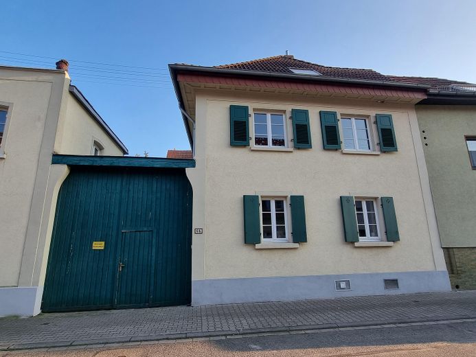 Hausansicht mit Hoftor