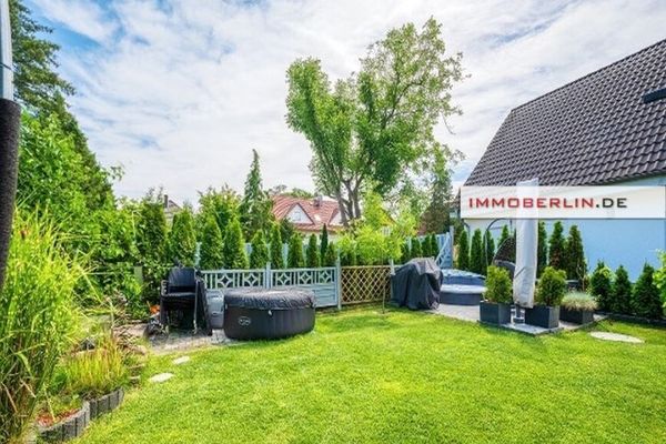IMMOBERLIN.DE - Brilliant semi-detached house with granny flat – space wonder with southwest garden