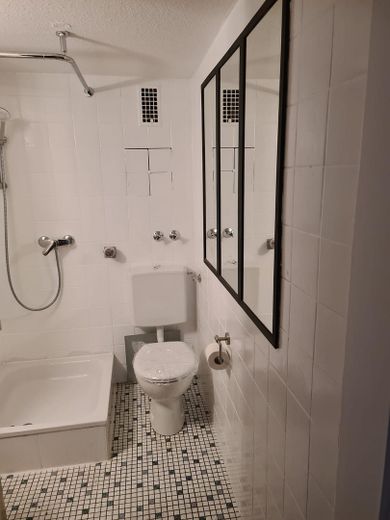 2-Zimmerwohnung im Souterrain sofort bezugsfertig – Bad