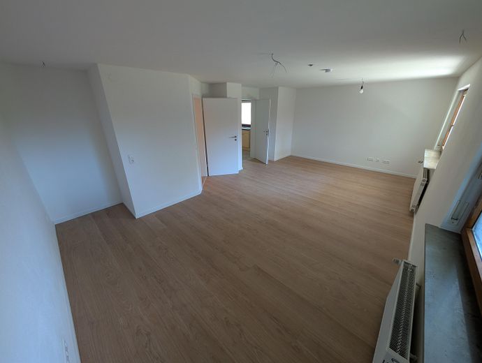 High-quality, bright & perfect for working from home: well-maintained 4-room apartment in Eutingen – Wohnzimmer
