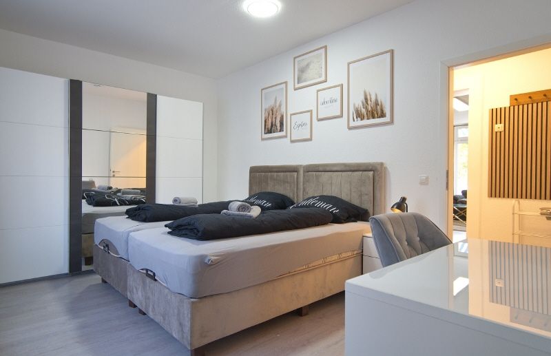 Zum Wohlfühlen: Komfortable Wohnung mit großer Balkonterrasse zum Garten und Komplettausstattung, Smart-TV, Internetzugang u.v.m. – 0b6c7943b0c2fc11f8cc8e597b1354b39d3fc9e5.jpg
